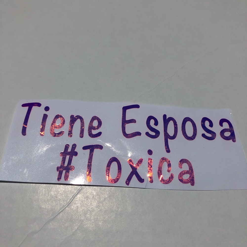 Car decal TIENE ESPOSA #Toxica